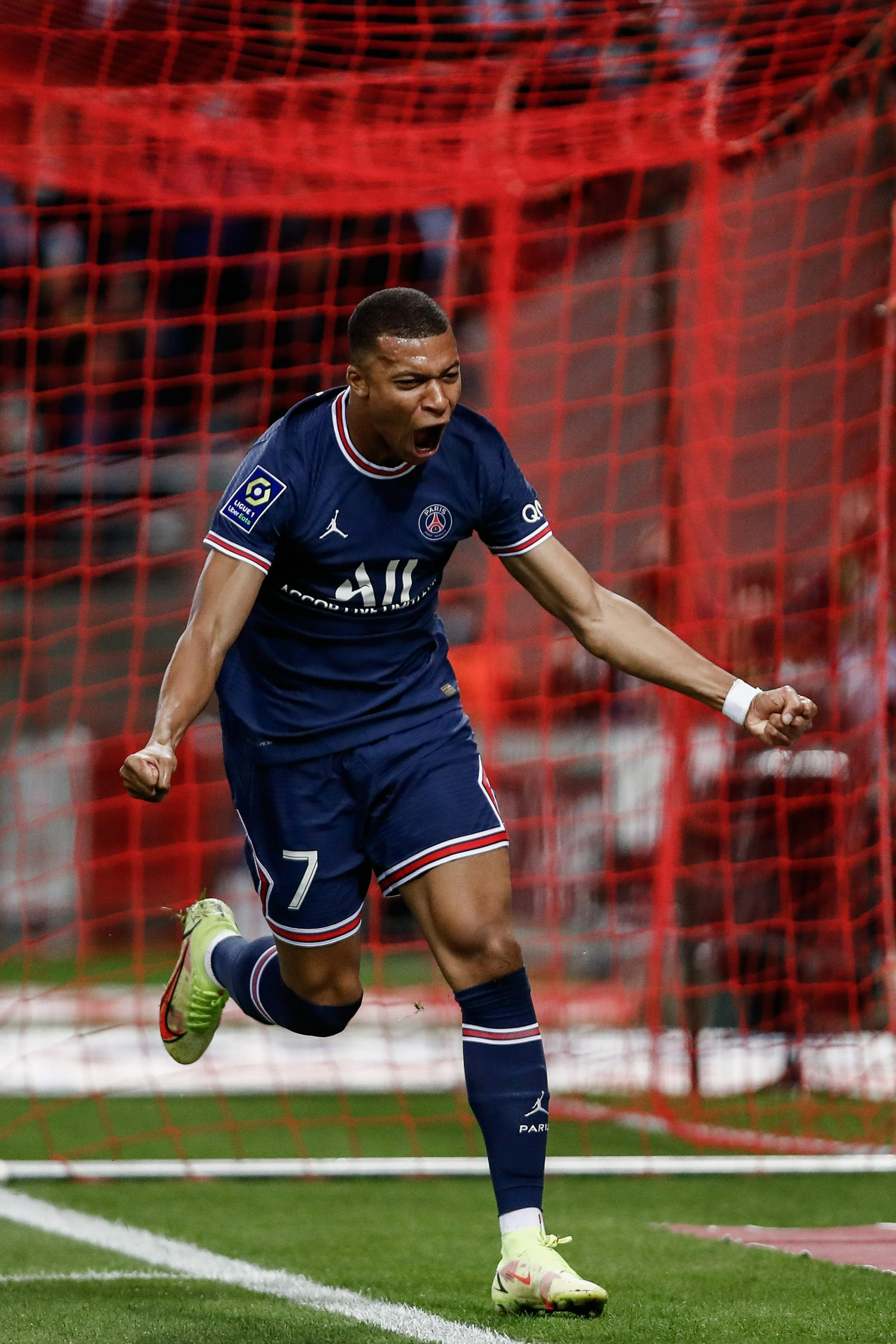 NBA第一球痴！塔图姆穿保护靴+水下训练，连出席婚礼都要训练