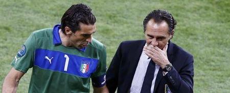 被批把队长袖标扔在地上泄愤，曼德拉戈拉：是队友没接住（被指怒扔队长袖标泄愤，曼德拉戈拉澄清：是传给队友，没接到才落地）