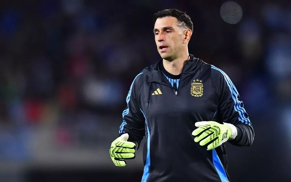 多特4-0十人黄潜，吉拉西双响，阿德耶米、斯文松建功，法比奥-席尔瓦失点