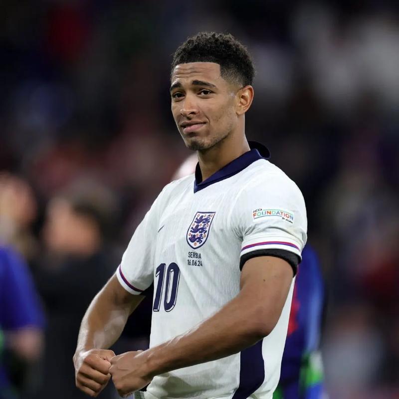 梅努哥哥身穿“放梅努离队”T恤现身球场，对阿莫林表示抗议（梅努兄长穿“让梅努走”字样T恤亮相球场，矛头直指阿莫林）