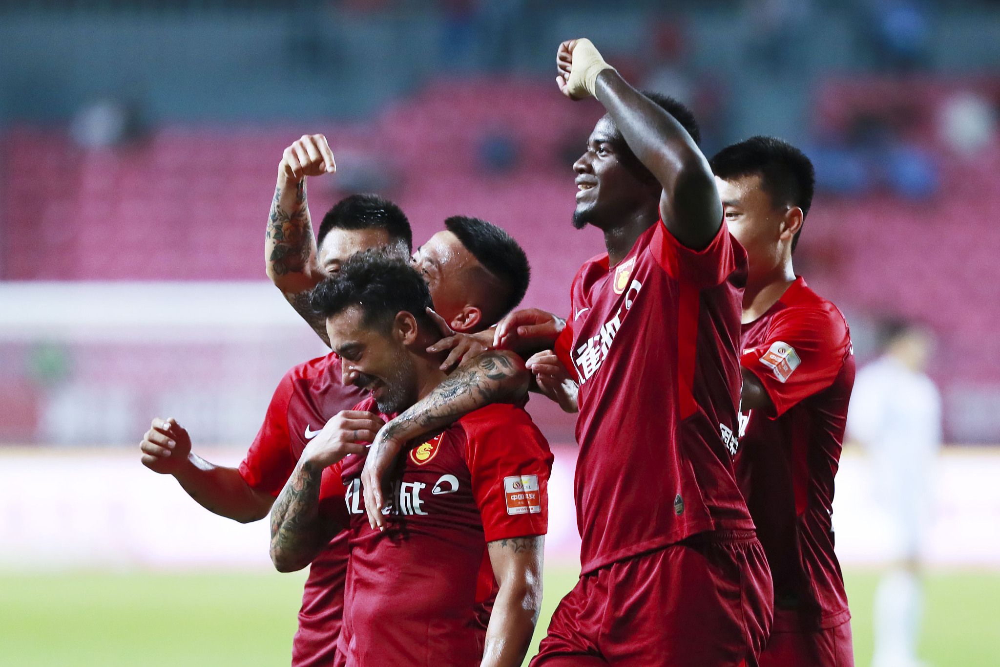 仍然深爱红军！萨拉赫出战非洲杯的护腿板上有利物浦元素（红军情未减：萨拉赫非洲杯护腿板融入利物浦元素）