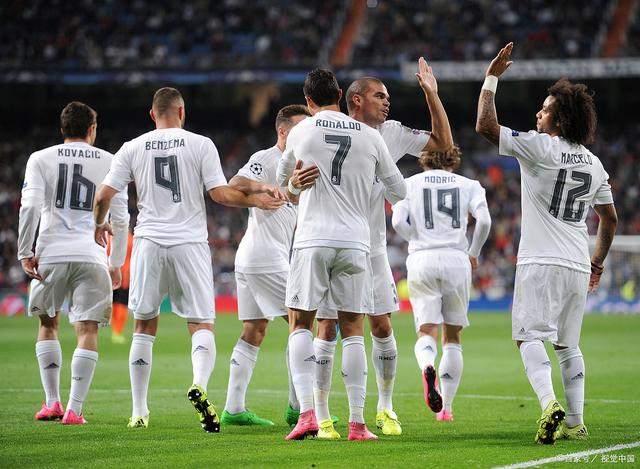 NBA：詹姆斯30+10+8 湖人险胜灰熊