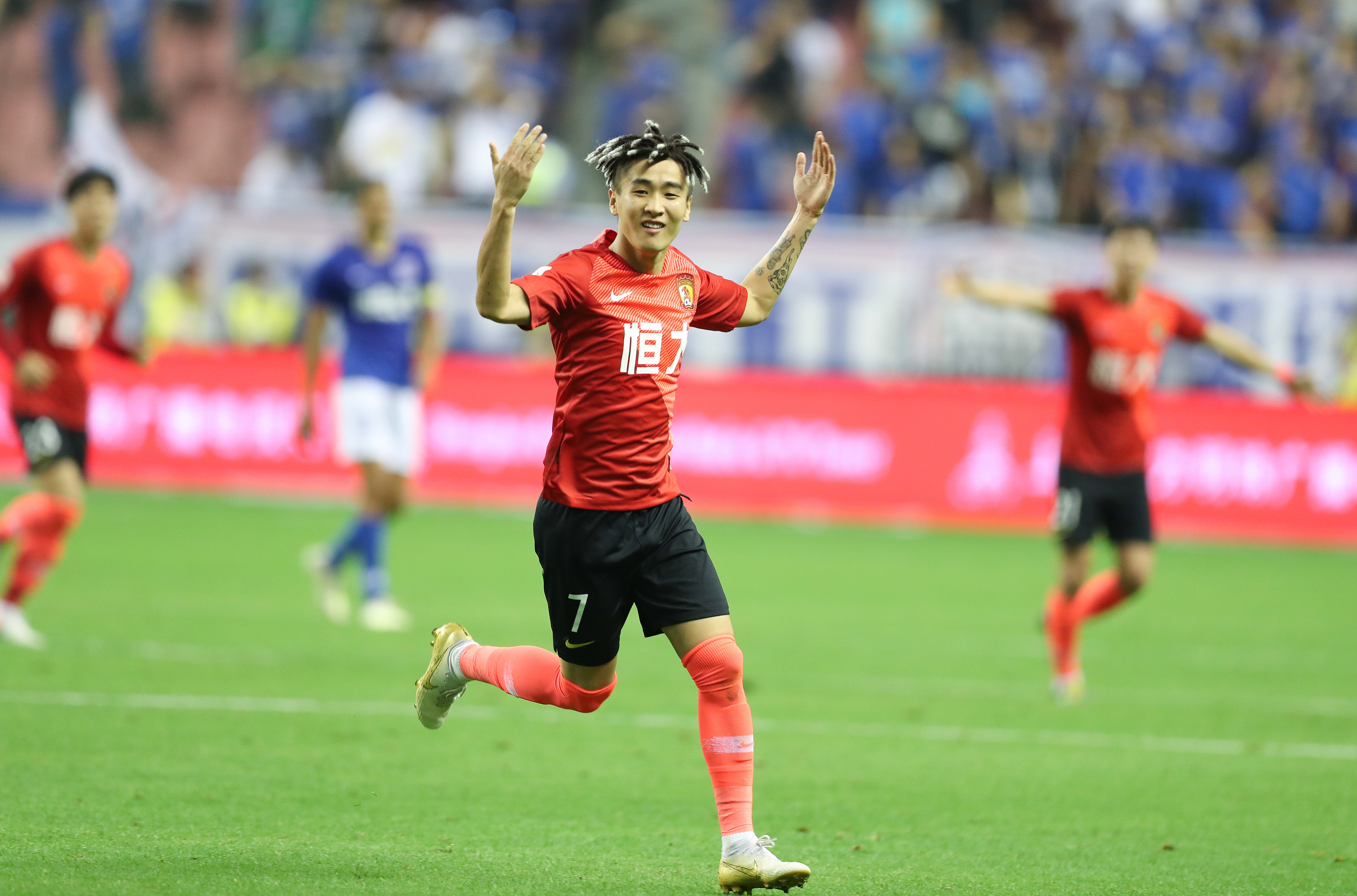 英联杯半决赛抽签：纽卡vs曼城，切尔西vs阿森纳／水晶宫胜者（英联杯四强对阵出炉：纽卡战曼城，切尔西对阵阿森纳／水晶宫胜者）