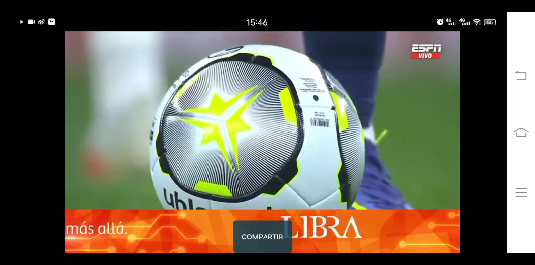 塞内加尔vs博茨瓦纳比赛中，一位球迷身着棱镜装、戴面具观战（塞内加尔战博茨瓦纳：一名球迷穿棱镜装戴面具现身看台）