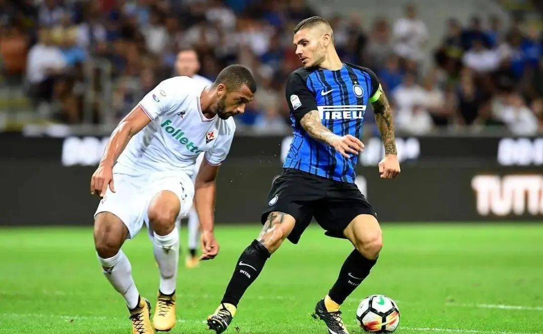 感谢俱乐部，U16国少球员身穿各自俱乐部训练服拍摄全家福（致谢俱乐部：U16国少球员穿各自俱乐部训练服合影全家福）