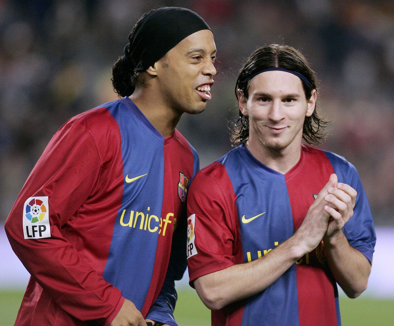 收到国足纪念球衣，尹鸿博：感谢祖国，为国出战是最大骄傲（获赠国足纪念球衣，尹鸿博致谢祖国：为国出战是我最大的荣耀）