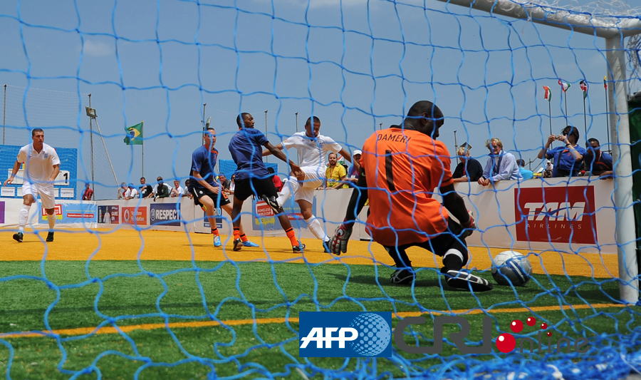 汉斯-弗里克对巴萨室内足球队的惊喜访问（汉斯-弗里克惊喜造访巴萨五人制球队）