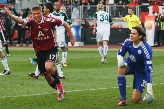 两位体坛巨星会面，樊振东欢乐开怀非常松驰，齐达内眼中充满欣赏