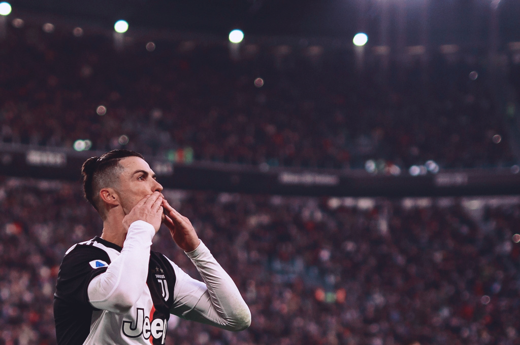 替补登场，吉鲁收获职业生涯欧战赛事百场里程碑（吉鲁替补亮相，职业生涯欧战第100场达成）